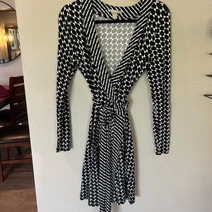 Stunning Banana Republic black and white geometric wrap dress